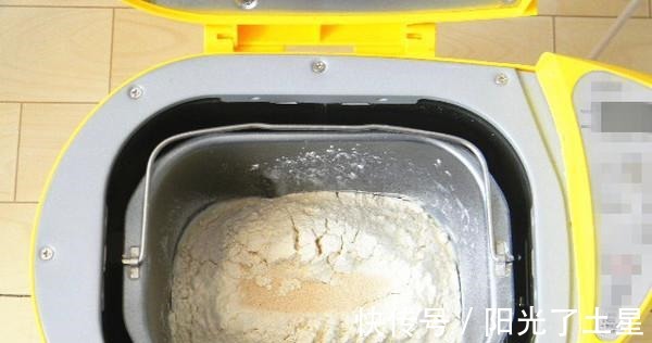 自制面包不松软，试试这个配方一次发酵绵软拉丝，三天也不硬！