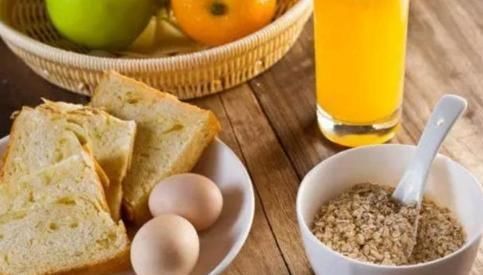 50岁后，早起做好“三要”，睡前“一泡一喝”，活到99岁或许不难