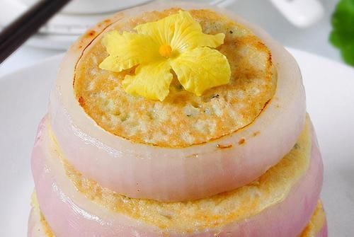 最近，洋葱这做法火了，放2个鸡蛋下锅一煎，香软酥脆清爽好吃