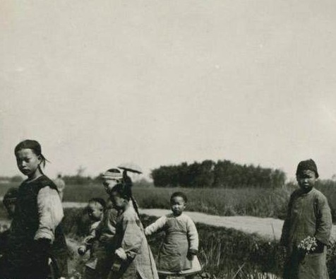 妇女|清朝时期的女人和儿童,图3是刚化完妆的美女