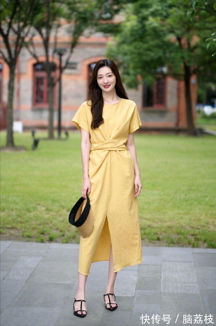 夏天|皮肤黑黄的女人,建议穿这4种“显白色”服饰,减龄又显气色