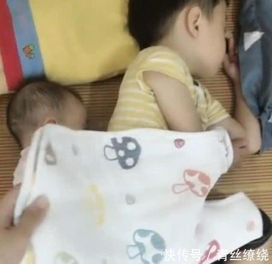 妈妈|哥哥和妹妹在睡觉,妈妈掀开被子,看到的画面好暖心,二胎生对了