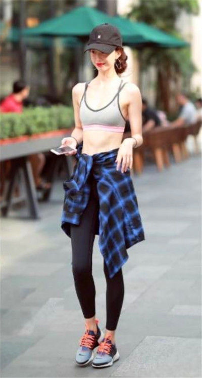 街拍:美女白色斑点红裙子非常的好看,很是靓丽