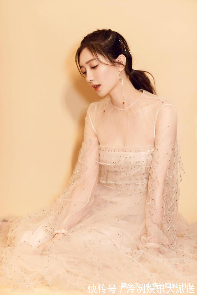 丸子头 女人别再披头散发了,很显老!今年流行这5种发型,减龄显脸小