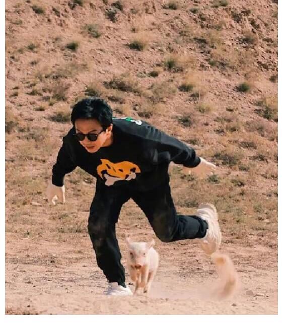 鄧超被五哈節(jié)目組可整慘了，又是抓雞又是趕豬，苦不堪言