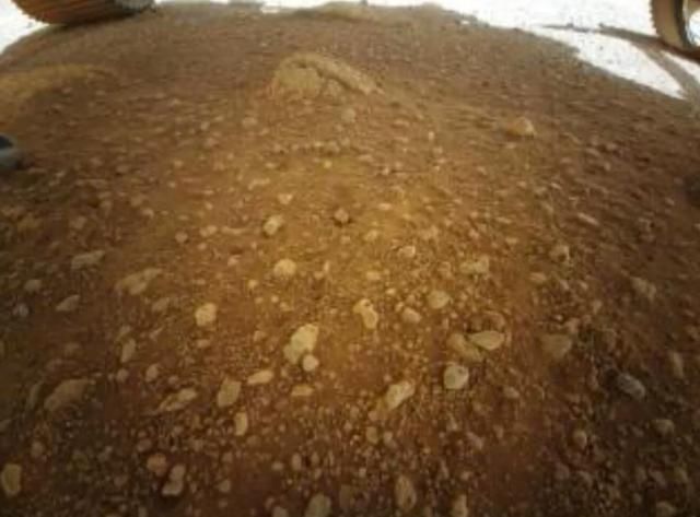 NASA的Ingenuity直升机拍摄的第一张火星彩色照片