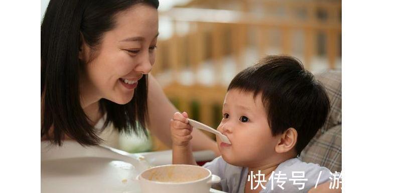 母乳|宝宝满一周岁后,家长的喂养方式需调整,家长谨记3少2坚持