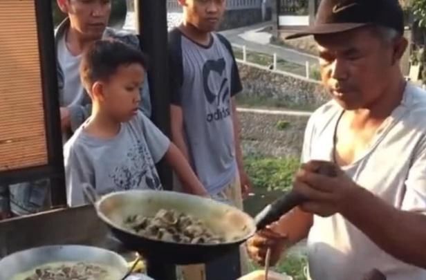 会“流血”的海鲜,是柬埔寨人的最爱,8块就能买一大盆