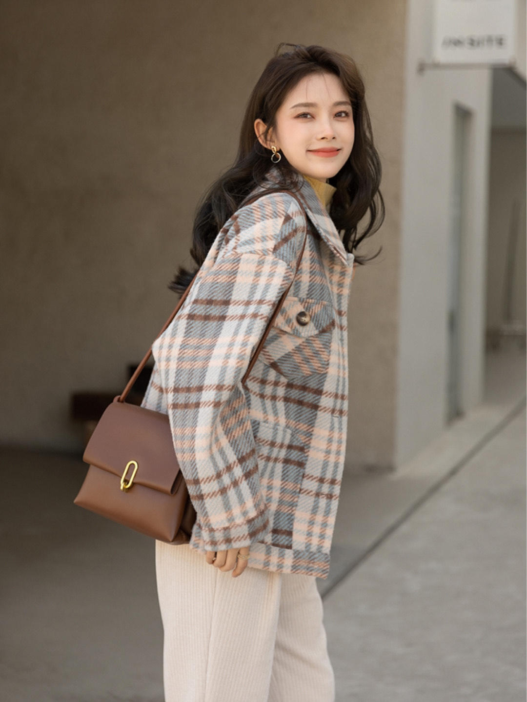 知性 秋冬大衣别乱选，奶黄色大衣更温柔，搭配白色阔腿裤知性又优雅！