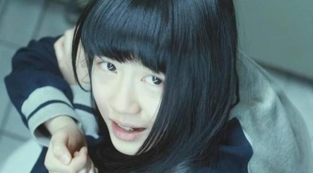 女儿|6岁女儿上完兴趣班后,回家画了几幅画,妈妈看完立刻报警