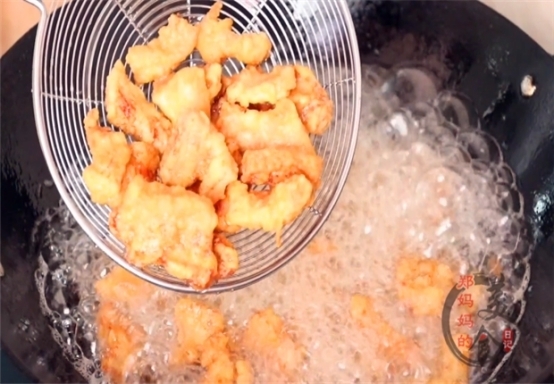 炸酥肉，调面糊加清水就错了，教你正确做法，酥肉不会软更酥脆