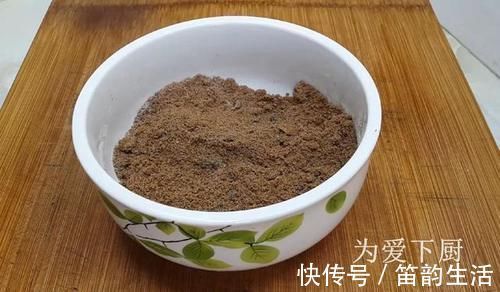 在家面粉别炸油条了，开水一烫，比蛋糕烧饼还香，真的非常美味