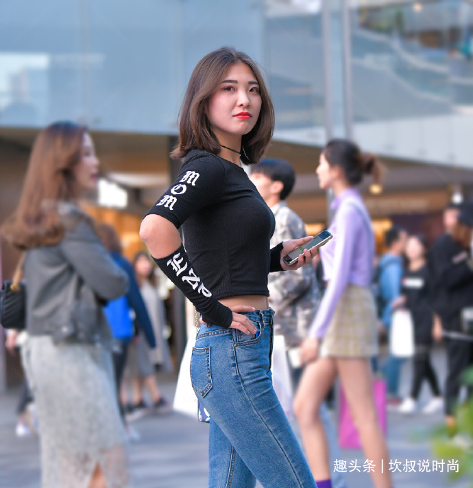 针织 入冬了穿什么修身牛仔裤搭配针织T恤,舒适靓丽又好看