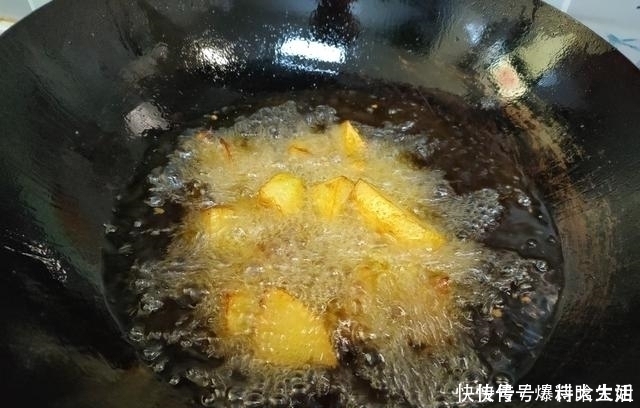 土豆块|茄子和它是绝配,入夏后我家每周吃三次,咸鲜回甜,太香了