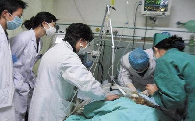 一起长大|宝妈同时生下两个孩子,医生却称不是双胞胎,宝爸瞬间“黑脸”