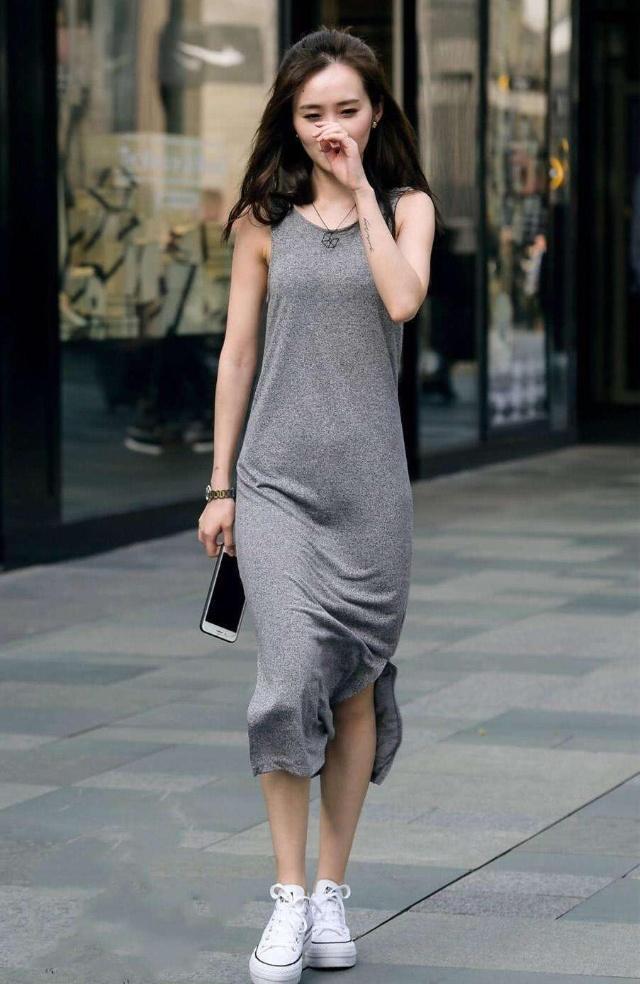 街拍:棕色卷发披肩的小美女,配戴一副黑色墨镜,显得气场十足