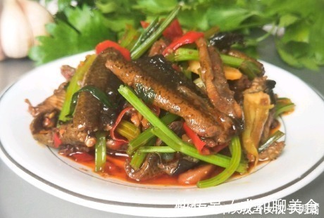 红辣椒|清洗黄鳝黏液时，分享给你1个小窍门，黄鳝好吃下饭，肉嫩特鲜