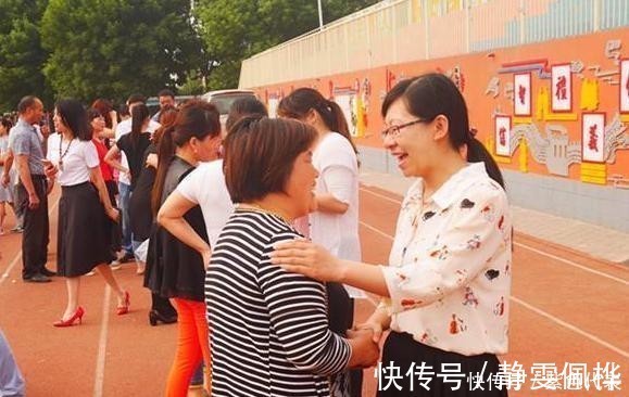 校园|“睡衣妈妈”成校园风景线,接娃不顾孩子尊严,家长:这样多方便