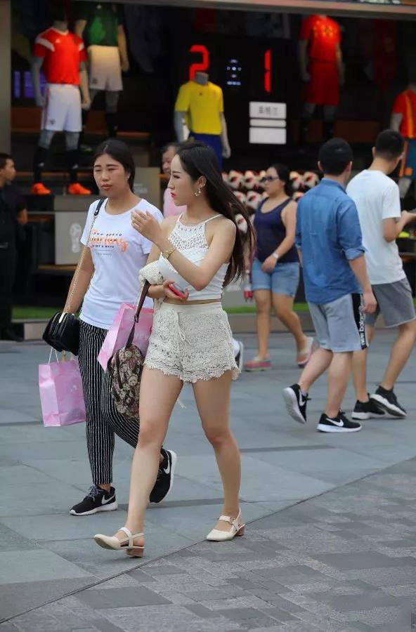 小姐姐|街拍小姐姐身穿蕾丝短裤搭配挂脖背心,穿出性感小清晰范儿