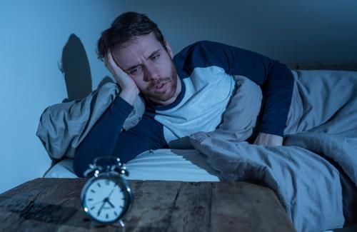 晚餐|失眠的人,睡觉总是“醒来醒去”,这又是为什么呢?