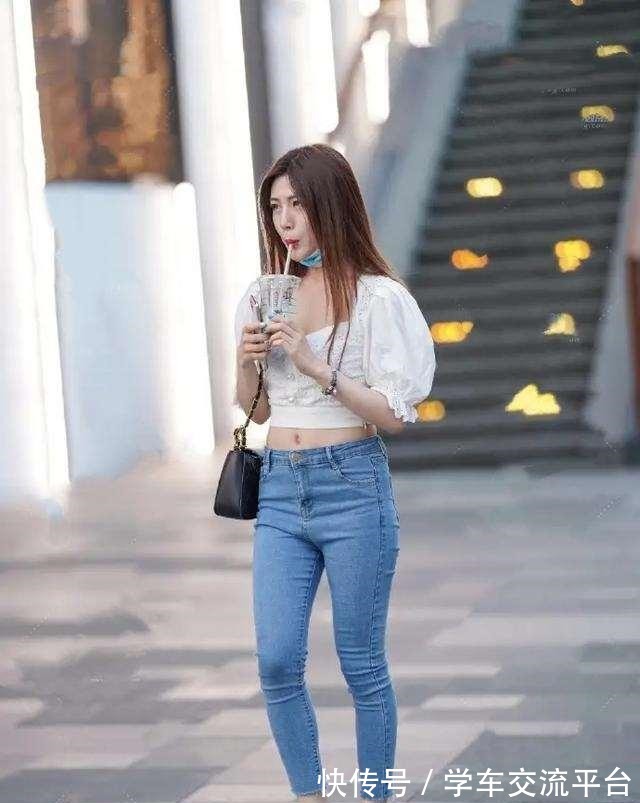 穿搭 白色休闲鸭舌帽搭配黑色打底裤,显瘦但缺点太明显,显得头重脚轻!