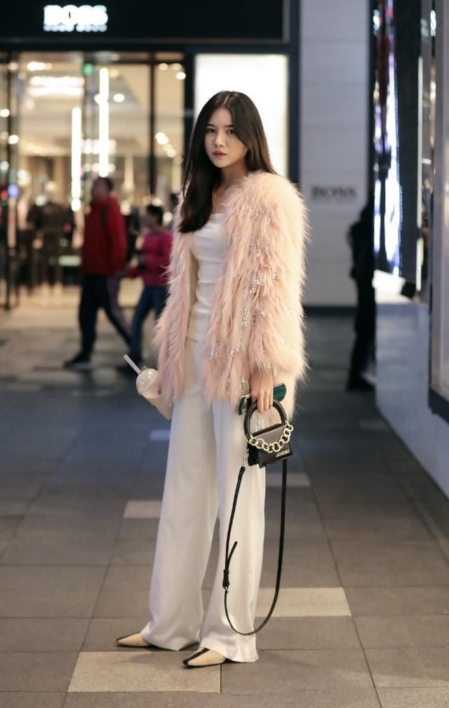 美女阔腿裤装扮出的自然美感，尽显你与众不同的时髦气质