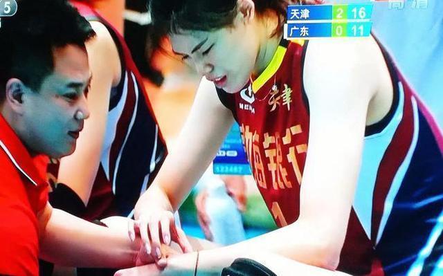 女排|李盈莹重蹈朱婷覆辙?女排2主力都栽倒在手腕伤,重返巅峰遇阻碍