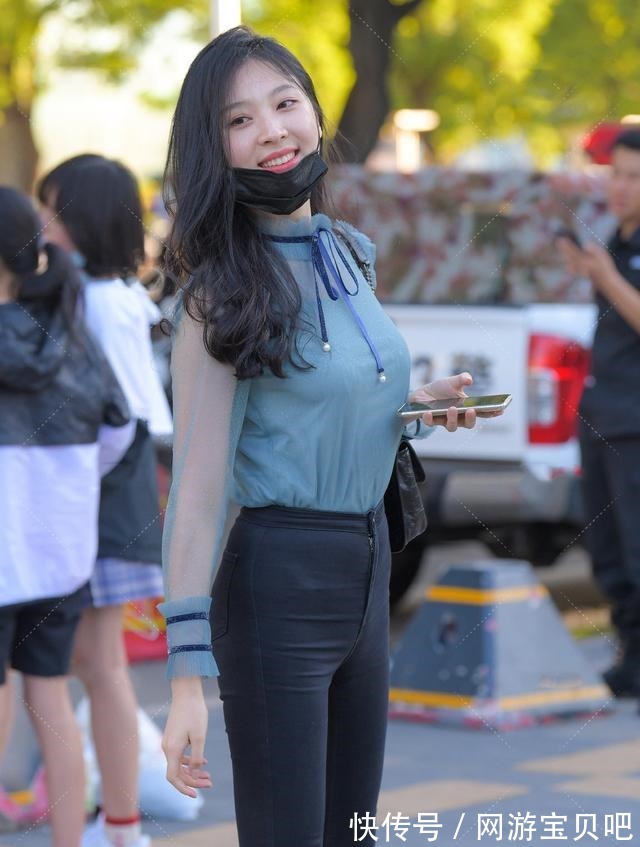 穿搭 穿衣搭配并不难，试试牛仔裤搭配时髦上衣，休闲雅致又有女人味！