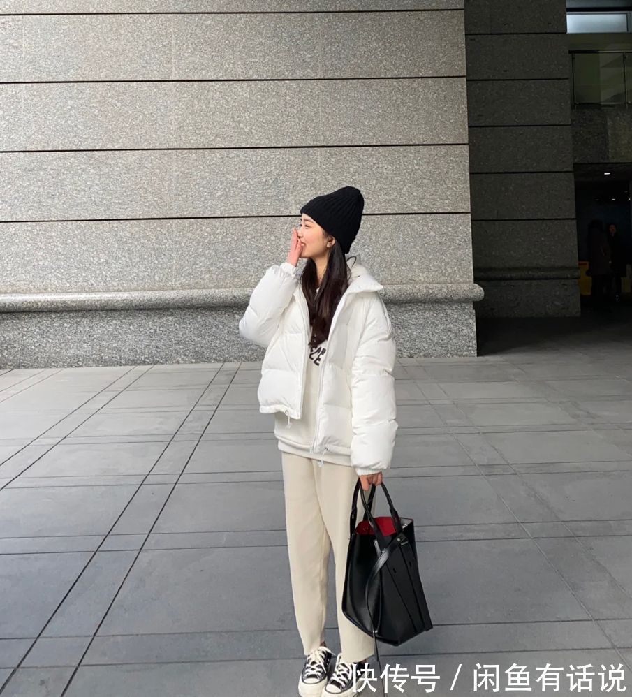 白裤子 不管是穿大衣还是羽绒服,今年流行搭配“白裤子”,时髦又高级感