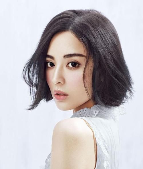 波波头|圆脸女孩一定要拒绝中分，显脸大还俗气，这几款发型才适合你