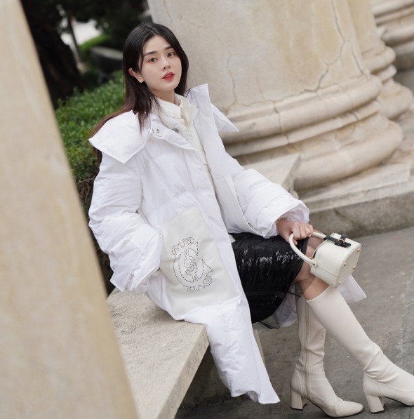 小姐姐 秋冬要给穿搭做减法,建议用“羽绒服+半身裙”,温柔显瘦更好看