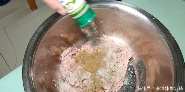 简单的家常菜《萝卜丸子汤》丸子好吃,汤鲜味美的秘密