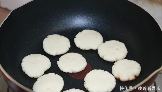 试试|土豆别再炒了,试试这样做,上桌就抢光了,好吃到爆