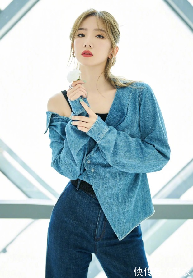 连衣裤|现在不流行叠穿了,看孟美岐的“独特系扣”,撞衫是不可能的