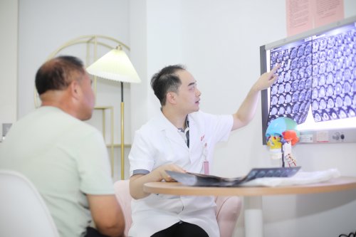 少年|西安国际医学中心整形医院孙峰主任 成功救治16岁阳光斗“痣”少年