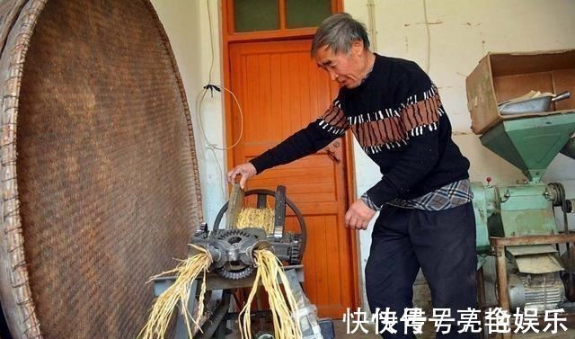 原材料$68岁大爷做1门手艺10年,村民年年免费送原材料,看他咋处理