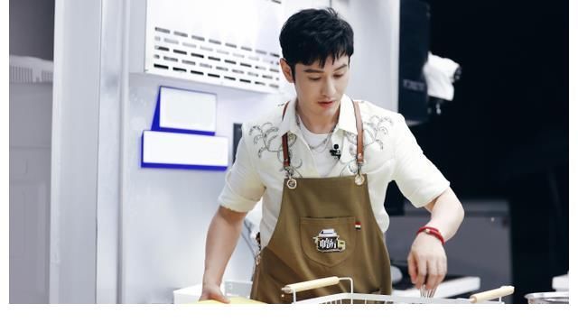 《中餐厅5》明星首期造型出炉,黄晓明比年小15岁的龚俊还嫩?