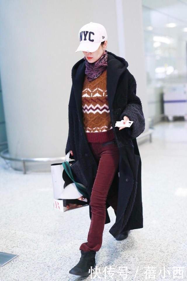 围巾|马伊琍的机场穿搭才叫时髦,一身撞色混搭超减龄,紫色围巾显气质