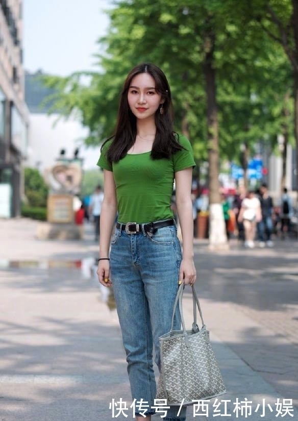 轻熟|街拍:文雅婉顺俏皮的妹子,身姿丰腴轻熟优雅时尚有范儿!