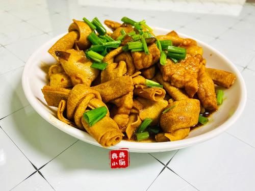  藕丝|这样的季节凉拌菜还是非常下饭的，我在家里准备好吃的，一般我炒制的时候是不会加肉丝的