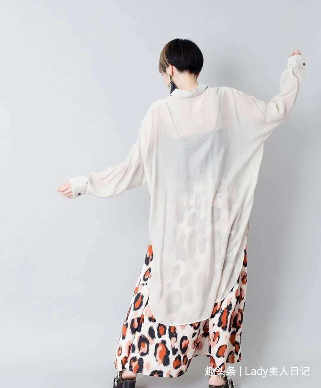 时髦 为什么日本女人都喜欢穿“透视衬衫”夏末早秋的时髦,全靠它撑
