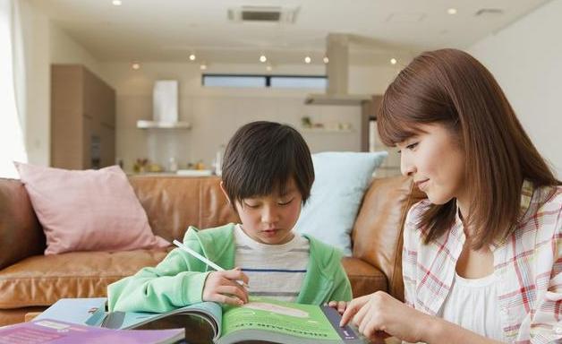 成绩|小学生暗改试卷成绩变98分,亲妈一眼看穿你忘了最大的一个漏洞