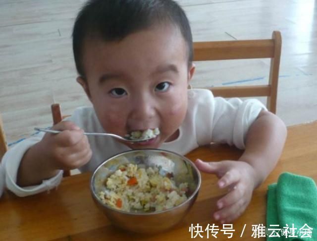 强脾|孩子出现3个异常，多半是被积食缠住了，医生：1招强脾清积食