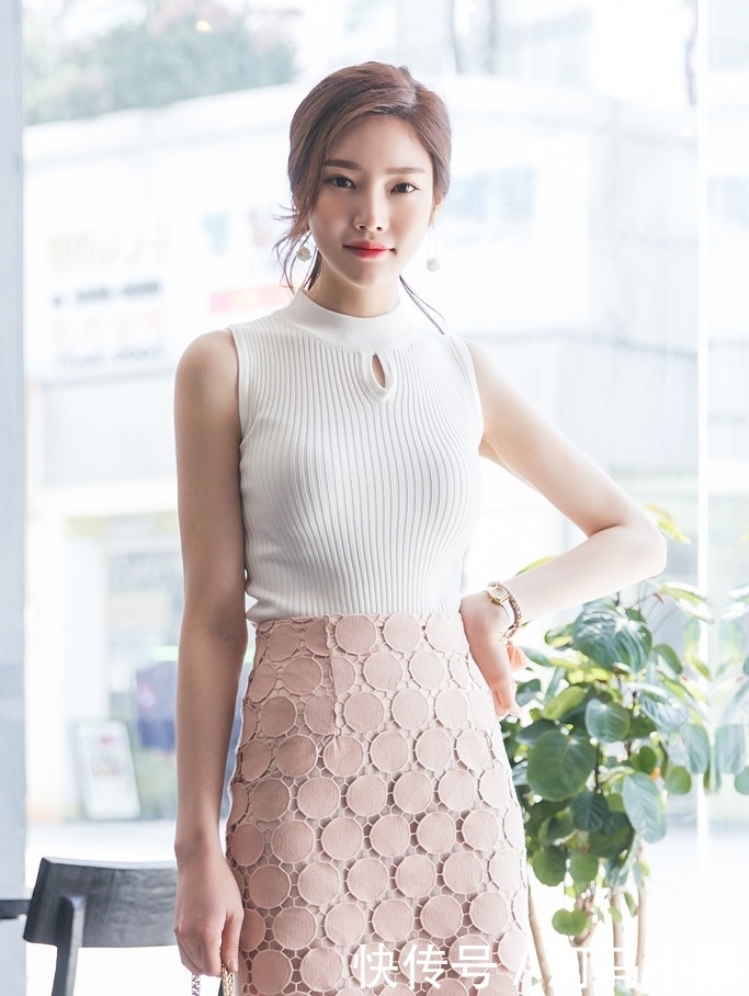 一条粉色包臀裙,兼具时尚与性感,真让人眼前一亮!