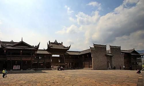 重庆唯一5A级古镇，都有千年历史，为何磁器口输给了它？