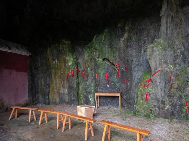 中国最“简陋”的寺庙，建在山洞里，没有僧人，游客吐槽对联粗俗