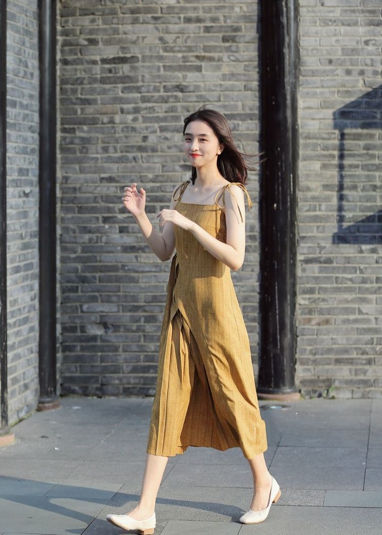 街拍：美女一件黑色上衣，一条低腰牛仔裤，走在街头潇洒帅气