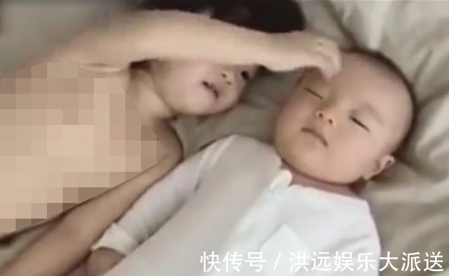 姐姐|2岁姐姐唱歌哄3个月弟弟睡觉,弟弟的反应笑翻妈妈,好萌好可爱