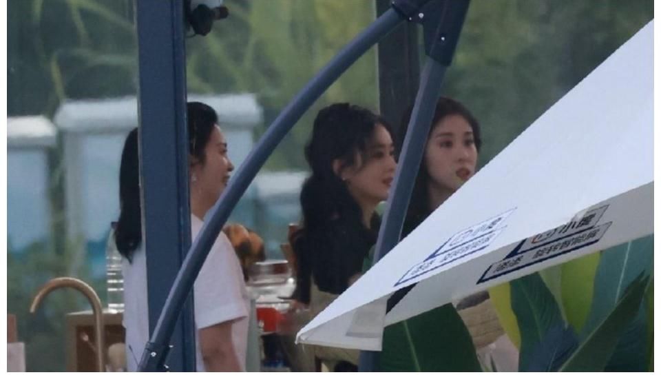 嘉行|85花的强大闺蜜:赵丽颖有贵人保驾护航,杨幂的经纪人带她发财