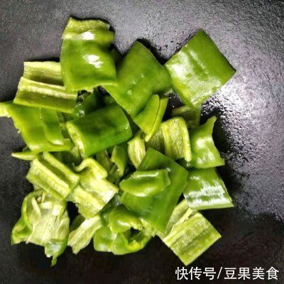 色拉油|就让这道好吃不上火的素炒青椒，温暖你这个冬天吧